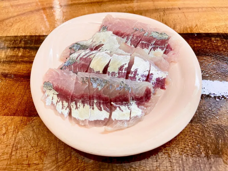 白い皿に盛ったアジのお刺身